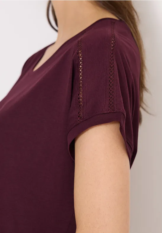T-shirt avec col en V et détail en dentelle sweet grape red