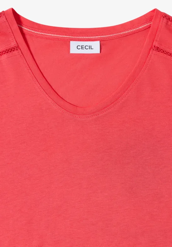 Rotes Damen-T-Shirt mit Rundhalsausschnitt und Spitzenbesatz an den Schultern.