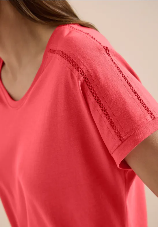 Rotes Shirt mit zierlicher Spitzenborte an Ärmeln und Ausschnitt