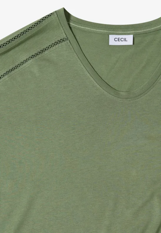 Olivgrünes T-Shirt mit V-Ausschnitt, dekorativer Schulternaht und 'CECIL' Label am Nacken.