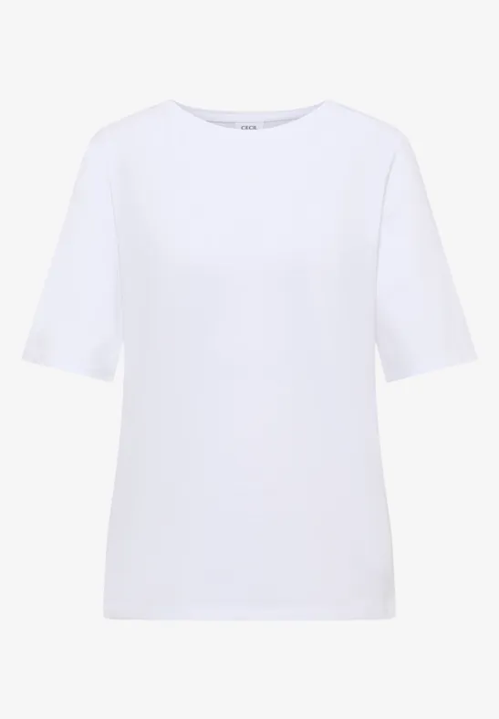 Een eenvoudig wit T-shirt met korte mouwen en ronde hals.