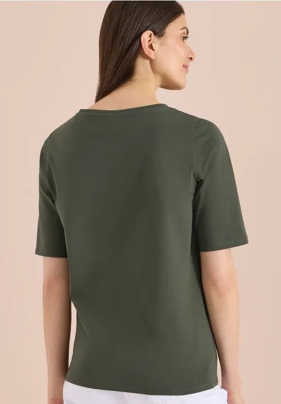 Rugaanzicht van een vrouw in een effen olijfgroen T-shirt met korte mouwen.