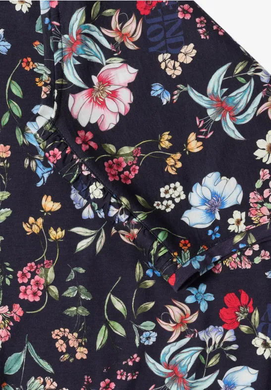 Zwarte stof met kleurrijke bloemenprint in roze, geel, blauw en rood.