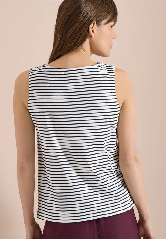 Frau von hinten in gestreiftem ärmellosem Top vor neutralem Hintergrund.