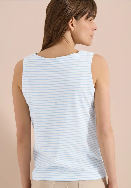 Eine Frau trägt ein ärmelloses, hellblau-weiß gestreiftes Shirt von hinten.