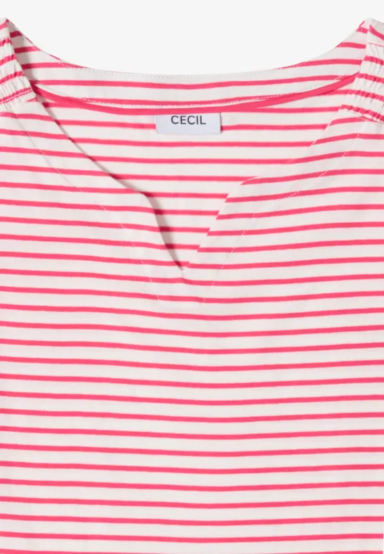 Weisses T-Shirt mit engen pinken Streifen und V-Ausschnitt-Detail, flach liegend mit 'CECIL'-Etikett.