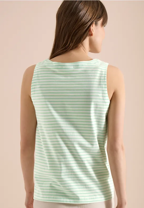 Vrouw van achteren in een mouwloos topje met lichtgroene en witte strepen.