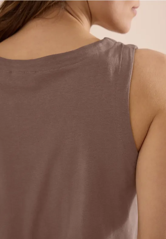 Rückenansicht einer Frau in braunem ärmellosem Oberteil