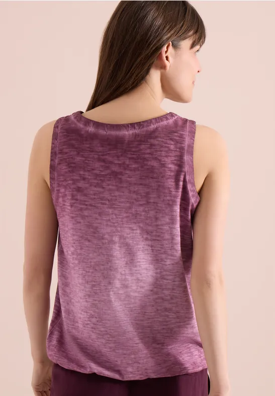 Achteraanzicht van vrouw in mouwloze, paarse top van zachte stof voor effen achtergrond.