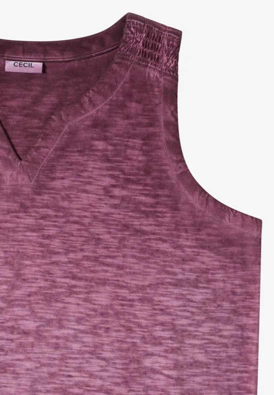 Mouwloos bordeaux topje met V-hals, gestructureerde stof en gemêleerde look.