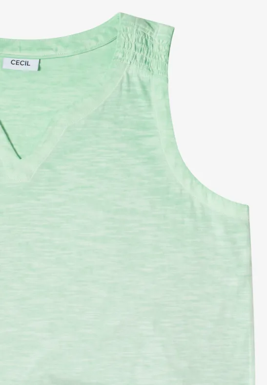 Mouwloos dames top in lichtgroen met V-hals, subtiel gemêleerd en fijn schouderdetail.