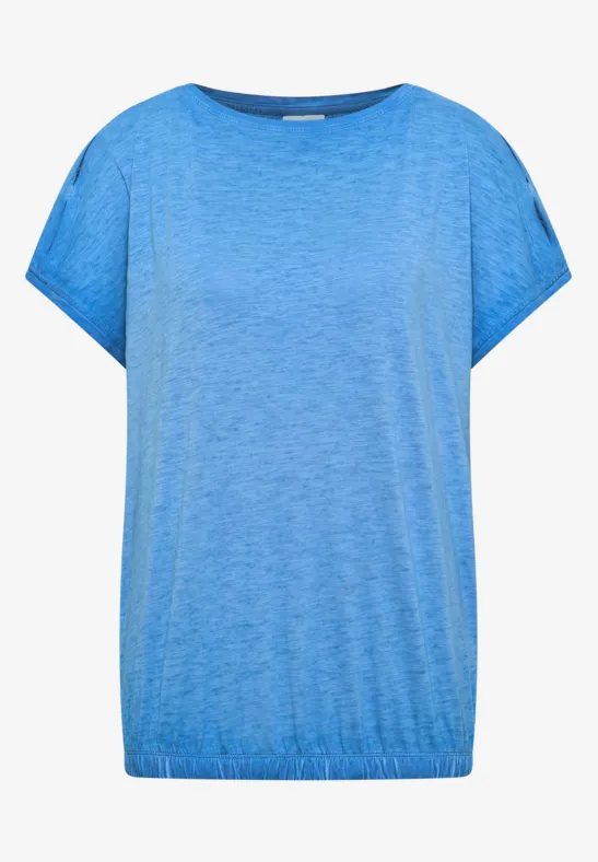 Hellblaues T-Shirt mit überschnittenen kurzen Ärmeln und Rundhalsausschnitt.