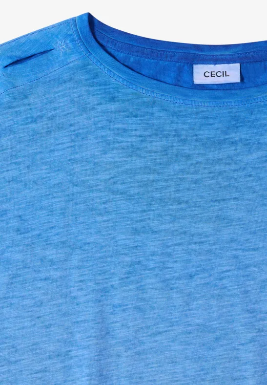 Ein schlichtes hellblaues T-Shirt mit Rundhalsausschnitt und kleinem Label am Kragen.