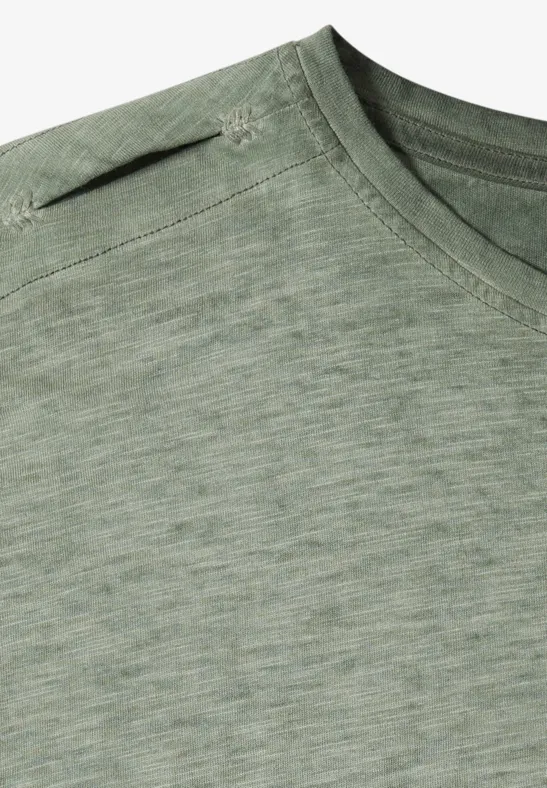Naheaufnahme eines hellgrünen T-Shirts mit Rundhalsausschnitt und leicht melierter Struktur.