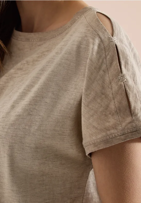 Beiges T-Shirt mit lockerer Passform und modischem Schulter-Cut-out, leichter Baumwollstoff.