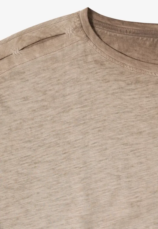 Beiges, schlichtes T-Shirt mit Rundhalsausschnitt auf hellem Hintergrund.
