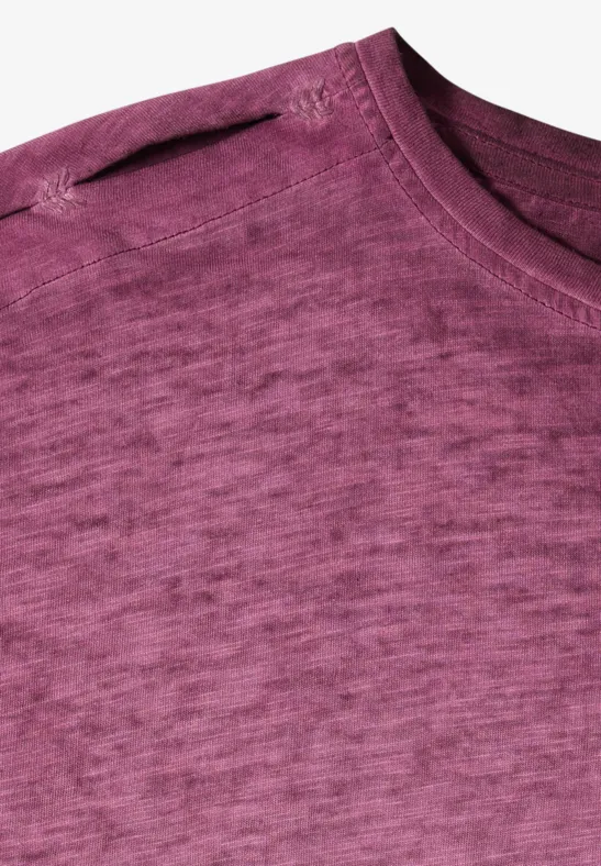 Ein schlichtes unifarbenes T-Shirt in melierter violett-pinken Farbe.
