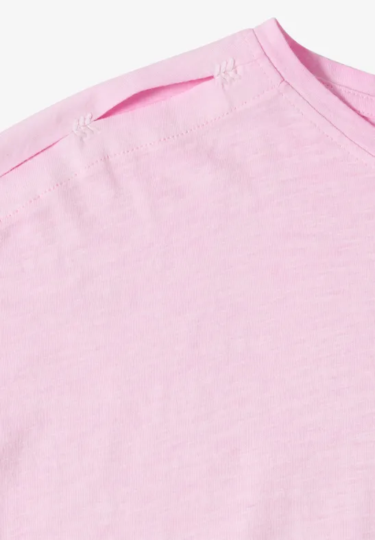 Helles rosa T-Shirt mit Rundhalsausschnitt und feiner Struktur.
