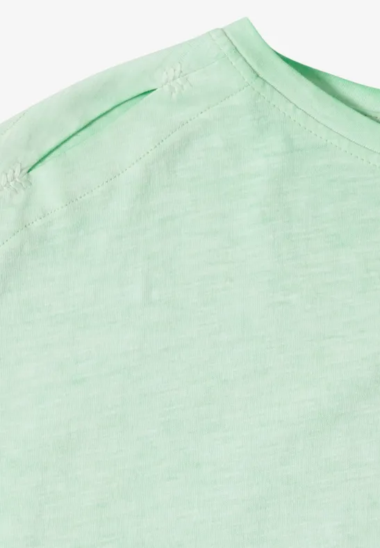 Nahaufnahme eines hellgrünen T-Shirts mit Rundhalsausschnitt