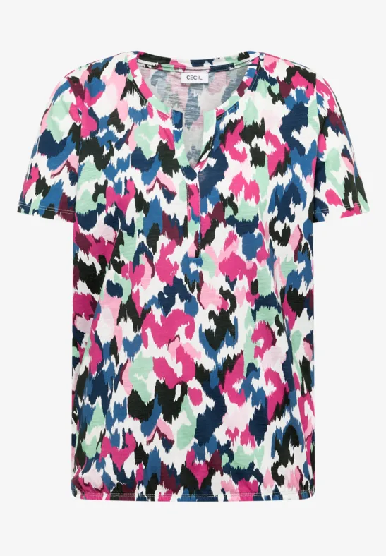 Buntes T-Shirt mit pink-grün-blauem Camouflage-Muster und V-Ausschnitt.