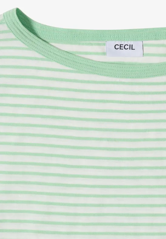 Ein gefaltetes weiß-grün gestreiftes T-Shirt mit Rundhalsausschnitt und CECIL-Label.