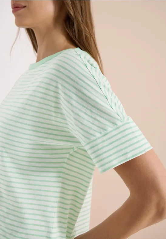 Profilansicht einer Frau in mintgrün-weiß gestreiftem T-Shirt mit halblangen Ärmeln vor neutralem Hintergrund