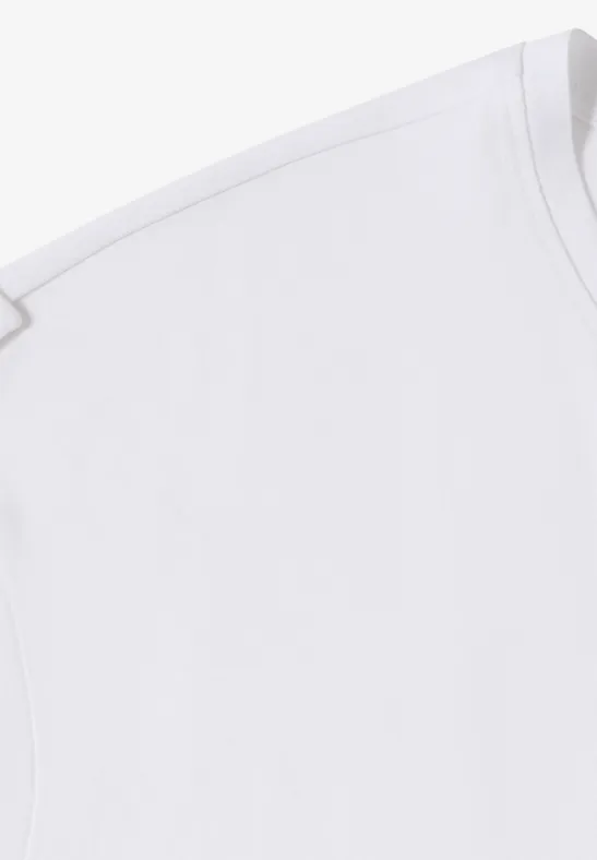 Einfaches weißes ärmelloses Oberteil.