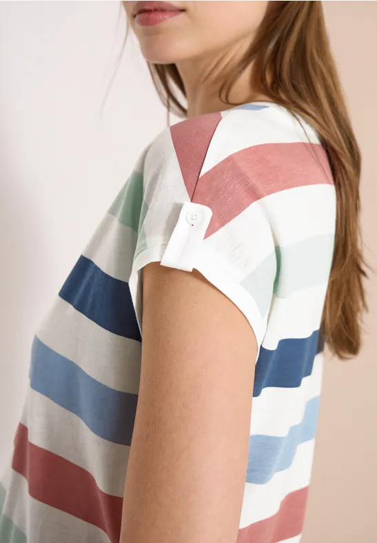 Zijaanzicht van een persoon in een t-shirt met korte mouwen en brede pastelstrepen in wit, mintgroen, blauw en roze.