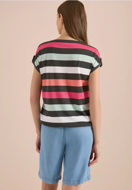 Vue de dos d'une personne portant un t-shirt à rayures colorées et un short en jean bleu clair sur fond beige.