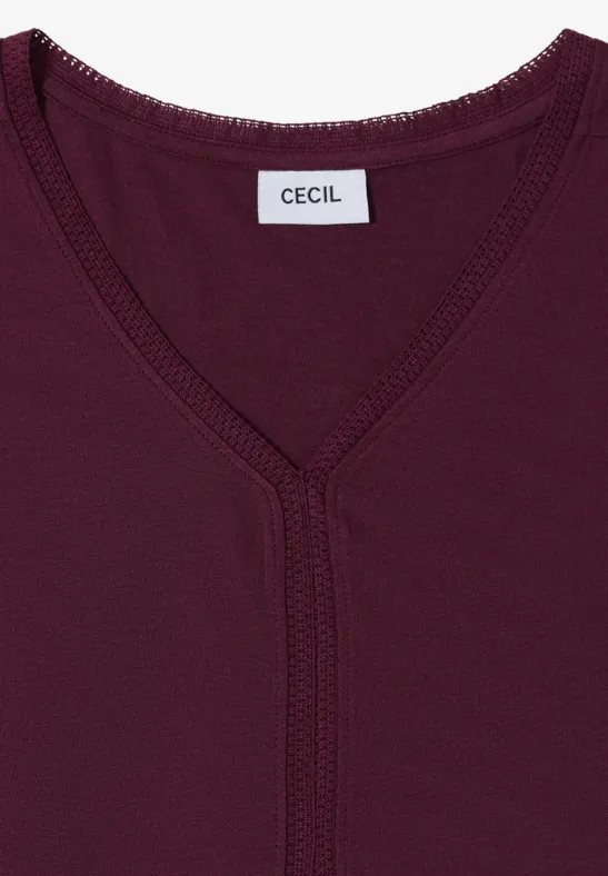 Dunkelrotes V-Ausschnitt-Shirt mit feiner Ziernaht und Markenlabel 'CECIL' am Rückenkragen.
