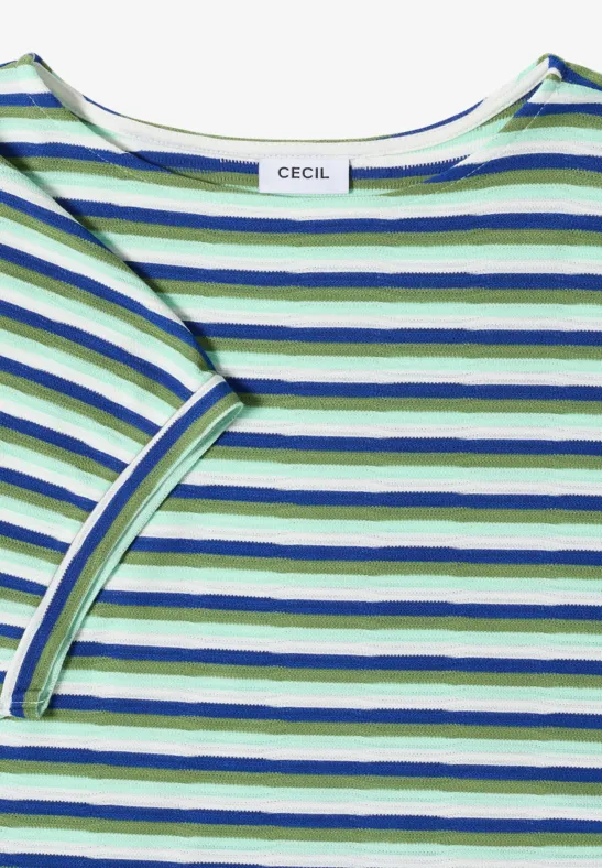 Een T-shirt met korte mouwen en witte, groene en blauwe strepen.