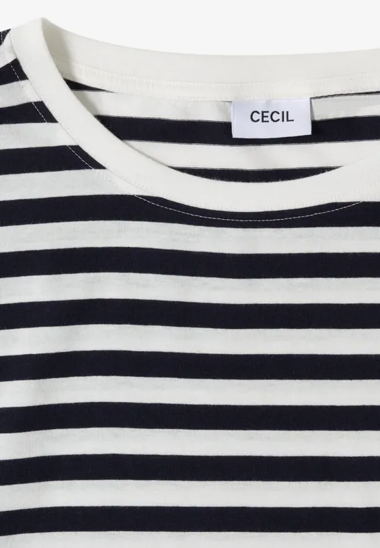 Gros plan d’un T-shirt à rayures noires et blanches, col rond, étiquette CECIL.