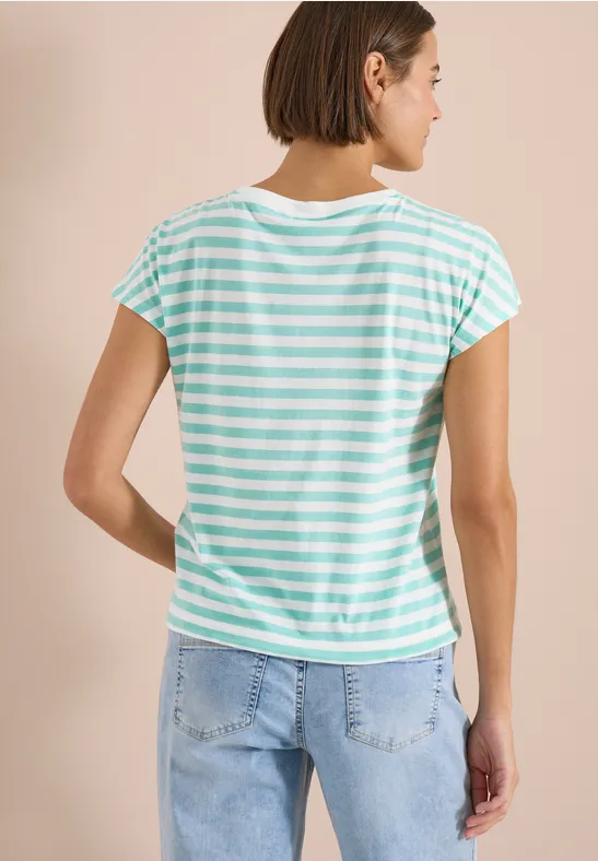 Vue arrière d'une femme en t-shirt rayé menthe et blanc avec jean.