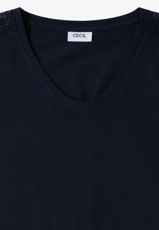 Donkerblauw damesshirt met ronde hals, kanten inzetten op de schouders en een CECIL-label.