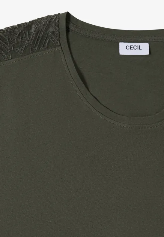 T-shirt vert avec détail en dentelle sur l'épaule et étiquette CECIL au col rond.