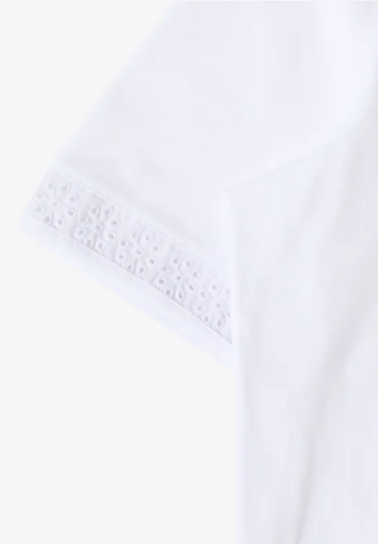 Weißes Kurzarmshirt mit filigraner Spitzenborte am Ärmelabschluss.