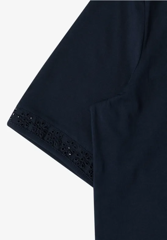 Donkerblauw T-shirt met korte mouwen en fijn kanten randje aan de mouw
