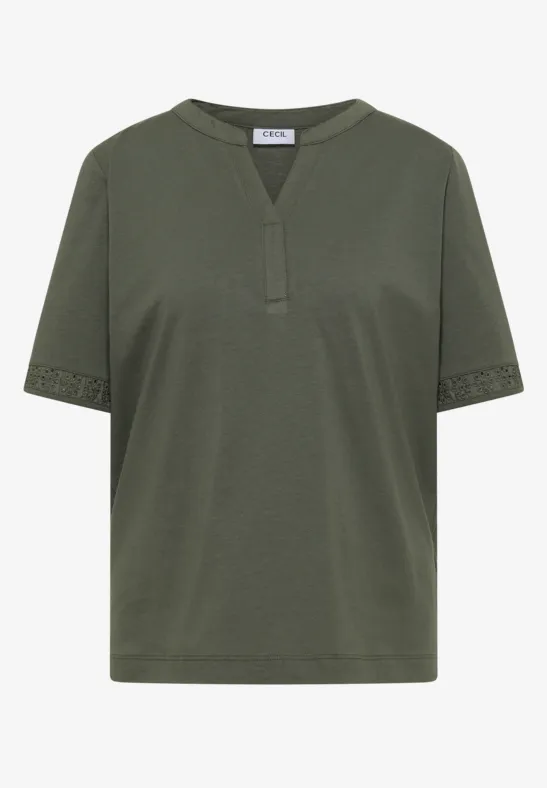 Olijfgroene T-shirt met korte mouwen, V-hals en korte knoopsluiting.