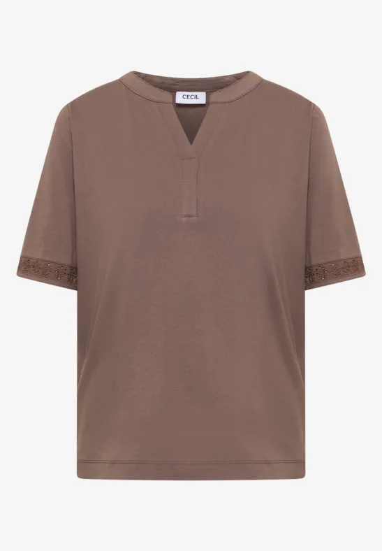 Nonchalant bruin T-shirt met korte mouwen, V-hals en kantdetails op de mouwen.