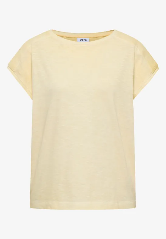 Ein hellgelbes, schlichtes T-Shirt mit überschnittenen Ärmeln und Rundhalsausschnitt.