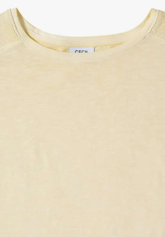 Pastellgelbes T-Shirt mit Rundhalsausschnitt auf weißem Hintergrund.