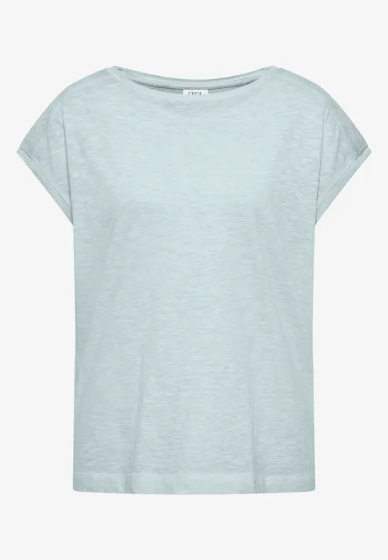 Hellgraues, legeres T-Shirt mit überschnittenen Ärmeln.