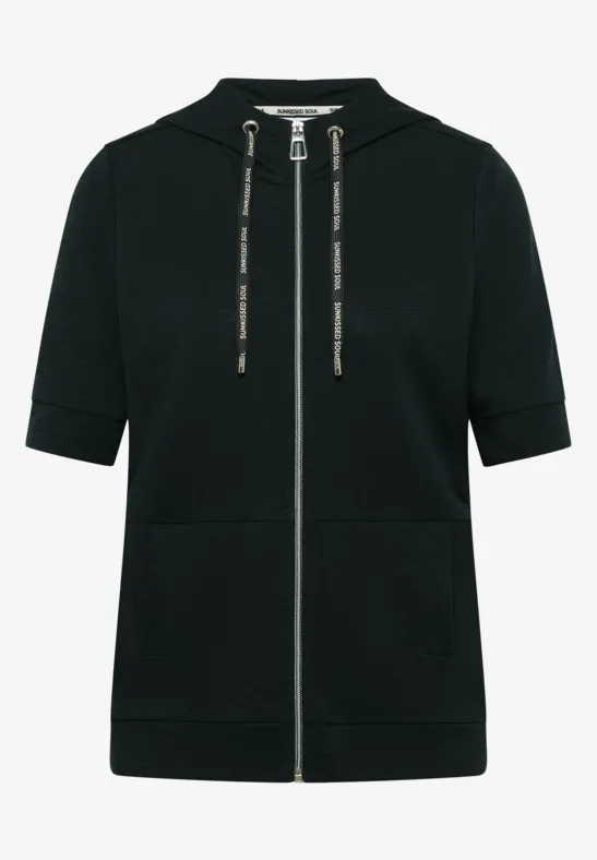 Schwarzer Hoodie mit kurzen Ärmeln, durchgehendem Reißverschluss und Kängurutaschen.
