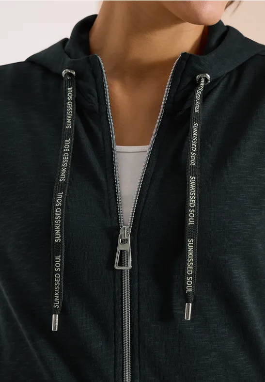 Schwarze Kapuzenjacke mit Reißverschluss und bedruckten Kordeln auf der Vorderseite.