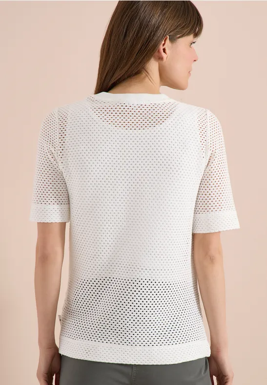 Rugaanzicht van een persoon met een wit, kort mouw gaastshirt.