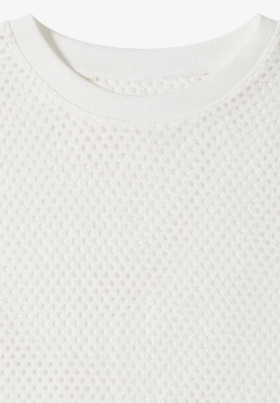 Wit gebreid shirt met ronde hals en fijn honingraatpatroon.