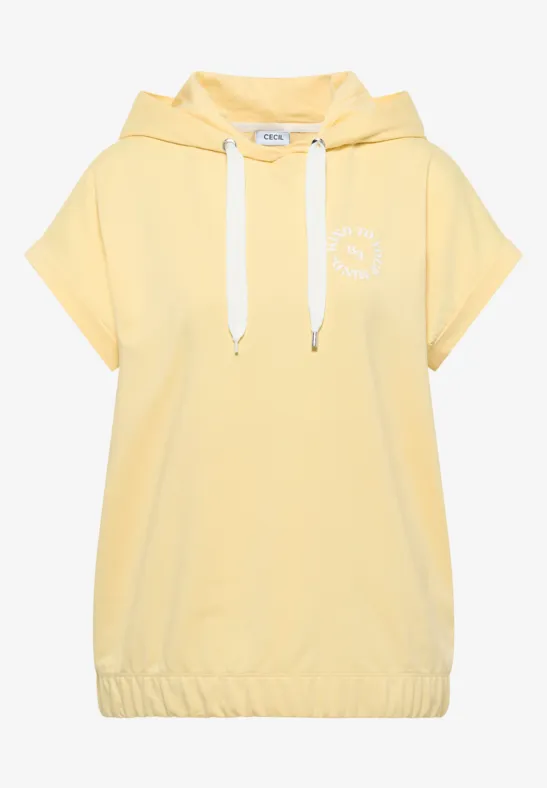 Hellgelber kurzärmeliger Hoodie mit Kapuze, elastischem Saum, weißen Kordeln und dezentem Brustlogo.