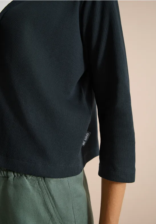 Zwart off-shoulder shirt met driekwart mouwen en olijfgroene broek