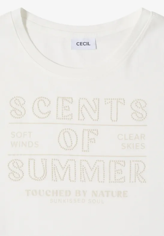 Wit T-shirt met gouden opdruk ‘SCENTS OF SUMMER’ en de teksten ‘Soft winds’, ‘Clear skies’ en ‘Touched by nature’.
