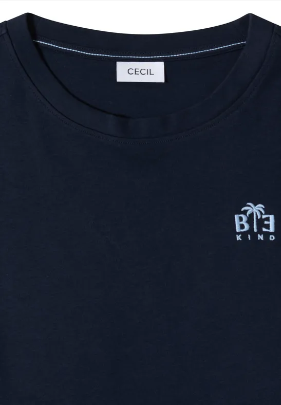 Dunkelblaues T-Shirt mit Rundhalsausschnitt, kleinem 'BE KIND'-Logo auf der Brust und 'CECIL'-Label im Nacken.